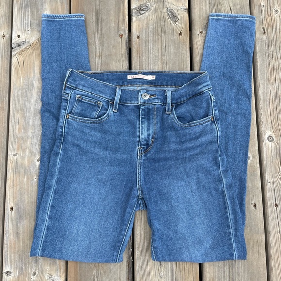 **SOLD** Levi’s 720 High Rise Jeans - Picture 3 of 6